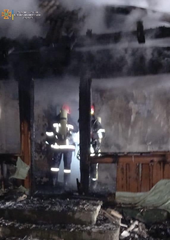 Рятувальники встановлюють причину пожежі.