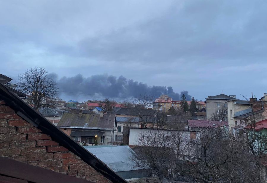 Горить у районі аеропорту. Фото: Ігор Роп'яник