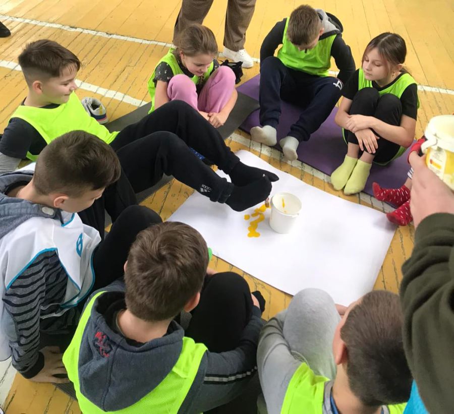 Кожен хто  був учасником або активним вболівальником отримав солодкі призи.