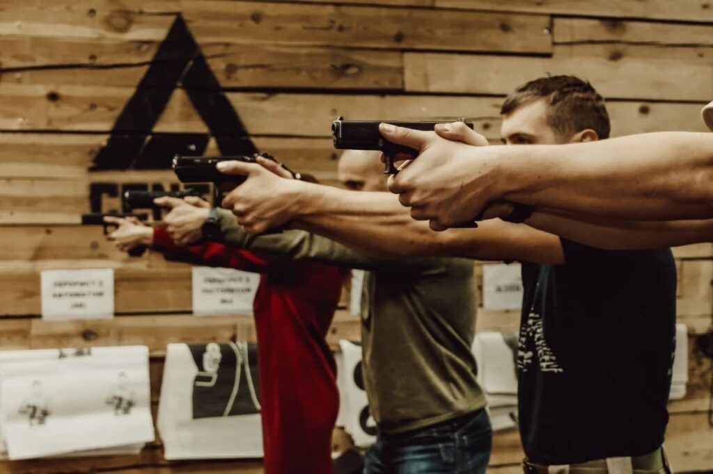 Ілюстроване фото. Комунальники чекають дозволу на використання вогнепальної, травматичної,  мисливської зброї