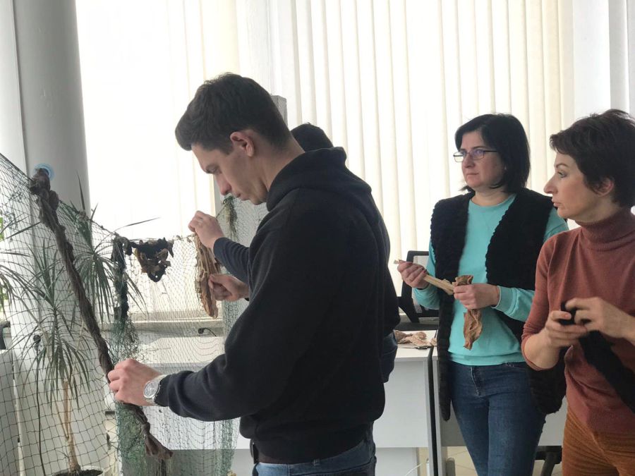 Волонтери просять різати смужки з темних тканин і приносити до ЦНАПу для плетіння сіток