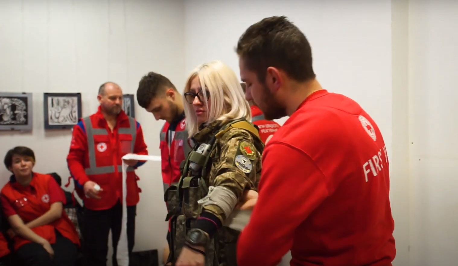 Андрій Жиравов пояснив, як накладати різні види джгутів та назвав косинку універсальним елементом