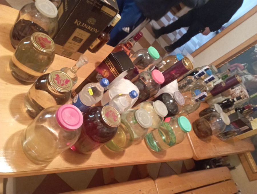 Священник зберігав алкоголь в трилітрових слоїках.