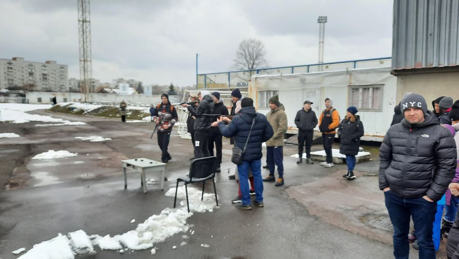 Розпочинають навчання традиційно з молитви, а потім настає час брати до рук зброю