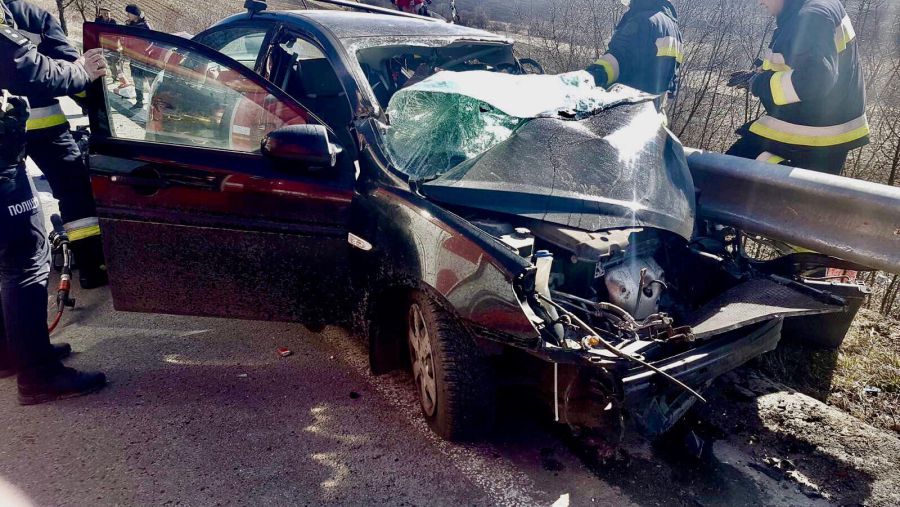 На місці події працюють рятувальники і медики.