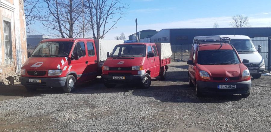 9 березня вранці благодійники привезли машини з гуманітарним вантажем до Калуша і передали їх у військкомат