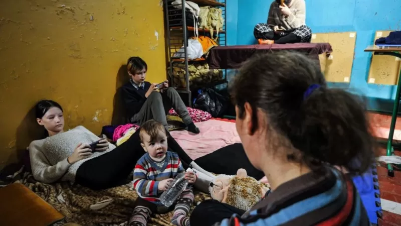 Щойно почули вибух — падайте на землю. Знаходимо будь-яку стіну-укриття: бетонний блок, стіна