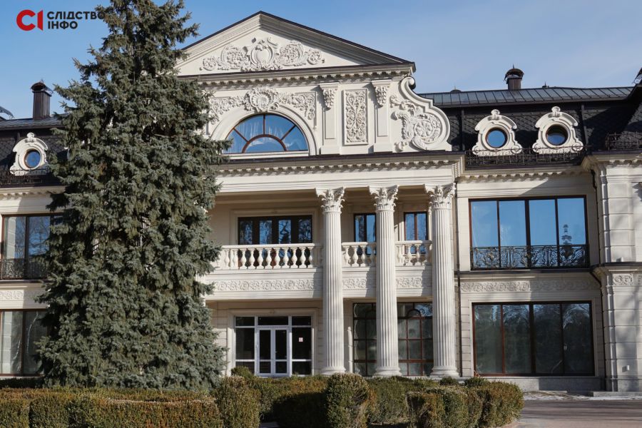 Журналісти обіцяють розповісти про секретний обʼєкт, який Медведчук ховав під маскувальною сіткою на території палацу