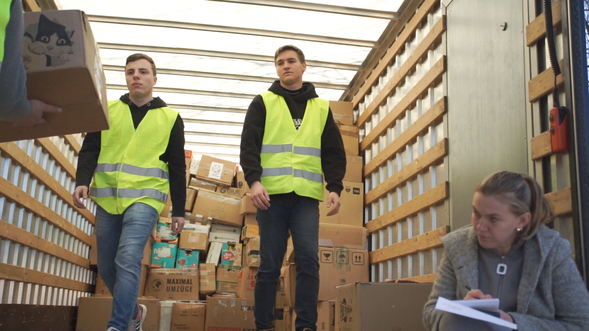 На Київ відправили їжу, одяг, медикаменти, дитяче харчування, матраси, каремати, спальники