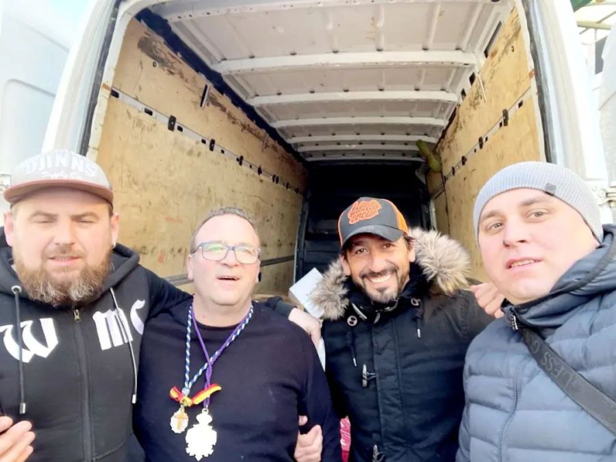 Українці з Іспанії передали для захисників України медикаменти