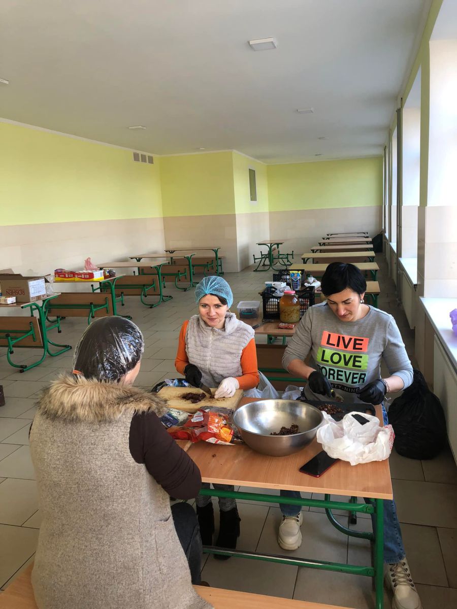 Освітяни також передали на передову білизну та павербанки — для військових Маріуполя. Фото: Радіон Прокопчук