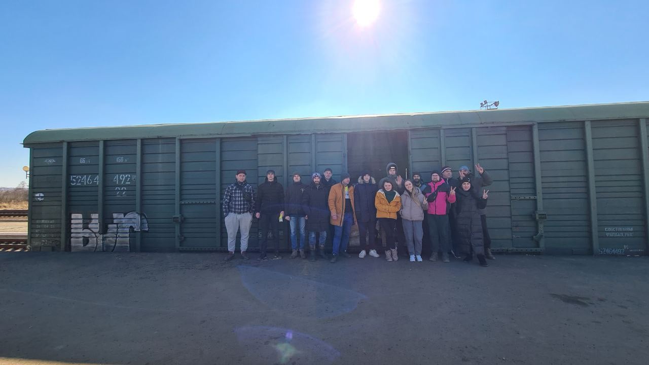 Калушани виявилися першими волонтерами, які почали відправляти гуманітарну допомогу Укрзалізницею