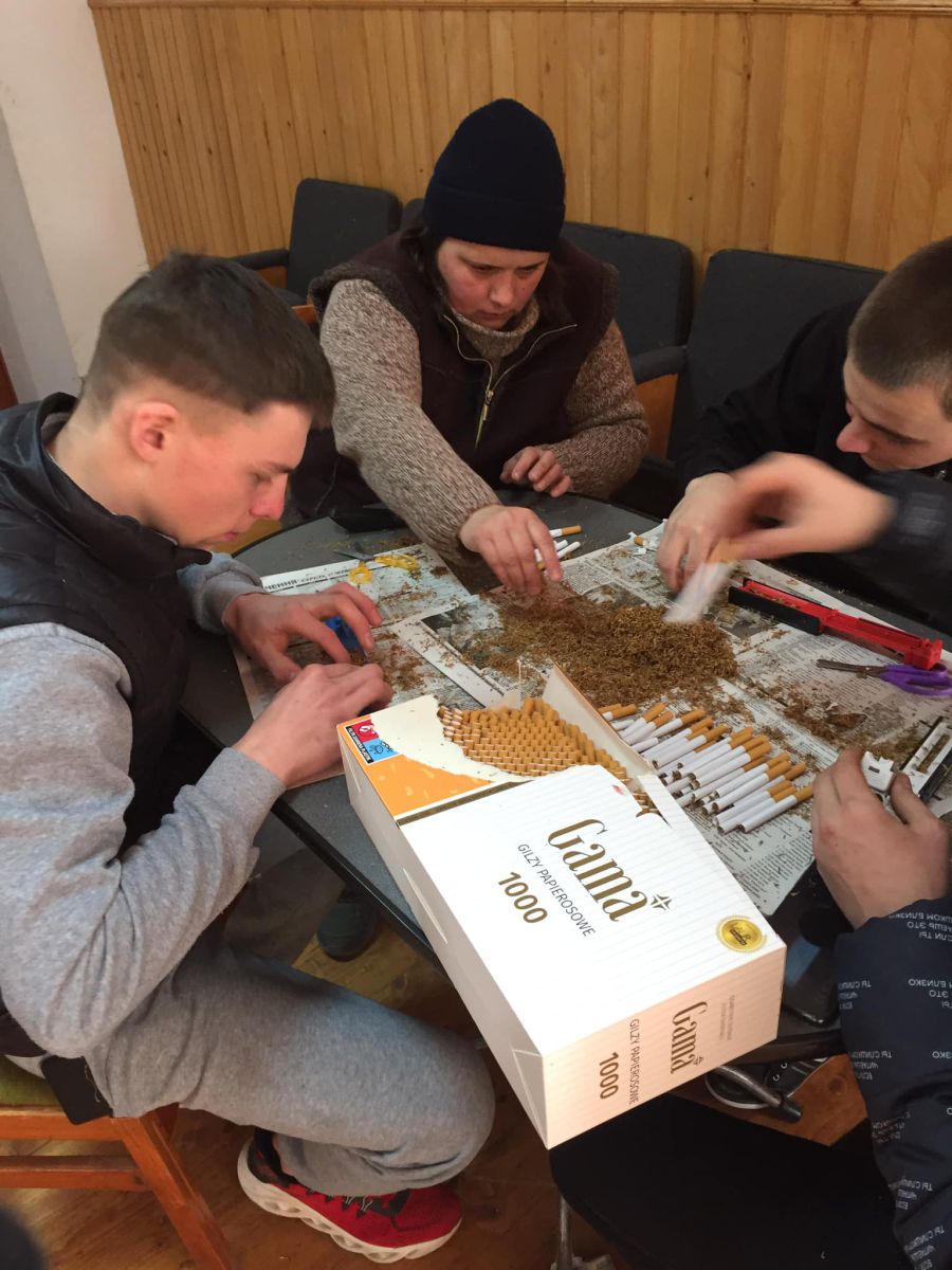 У Народному домі набивають для захисників України цигарки