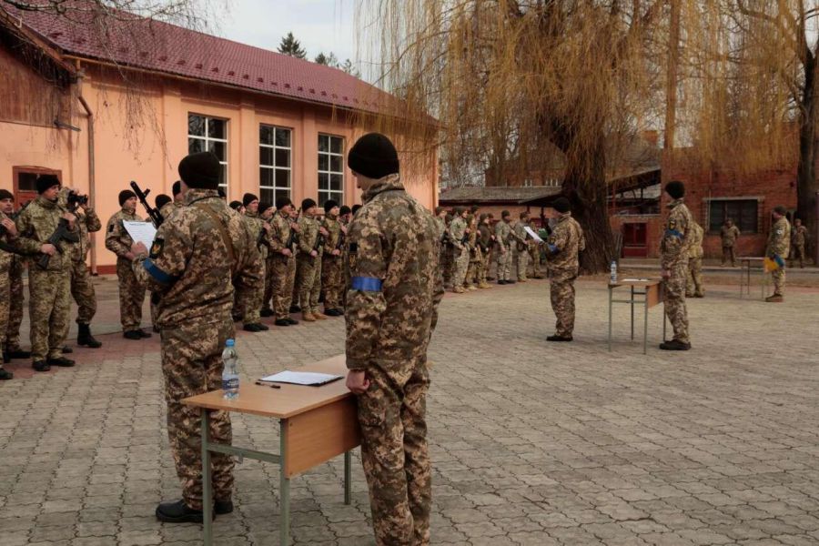 Хлопцям передали автомобіль для військових потреб.