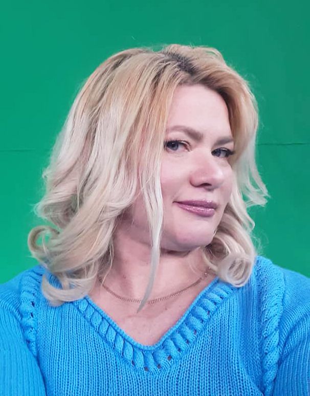 У жінки вже закінчуються нитки.