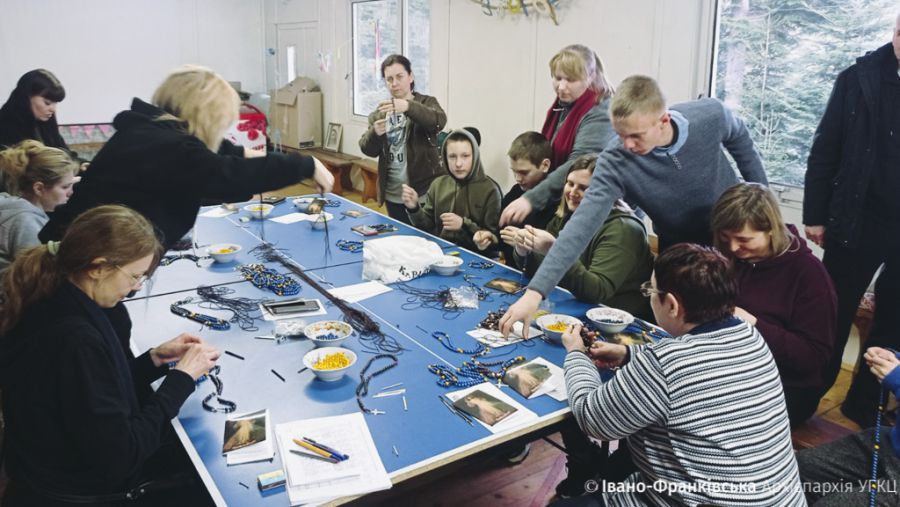 До процесу були залучені як і діти, так і дорослі.