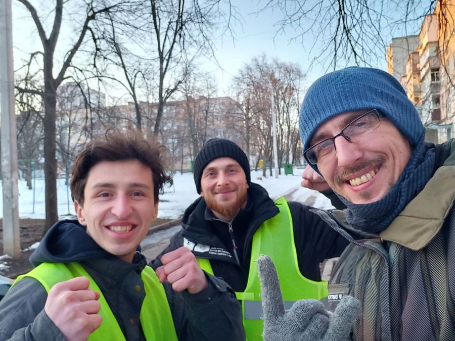 Владі Німак (зліва) допомагає жителям Харкова