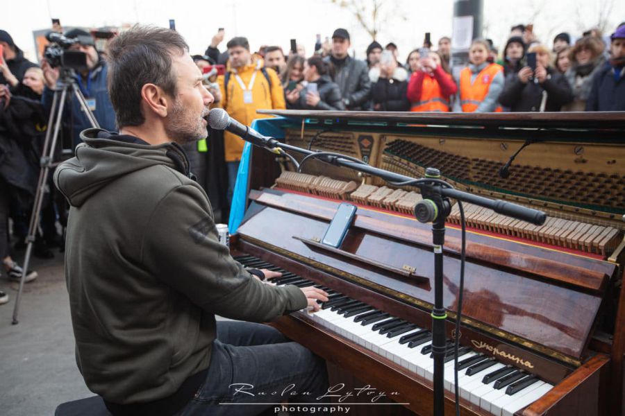 Святослав Вакарчук під час виступу на залізничному вокзалі у Львові, який надав допомогу тисячам українцям