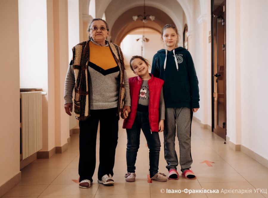 Дівчата мріють повернутись додому.