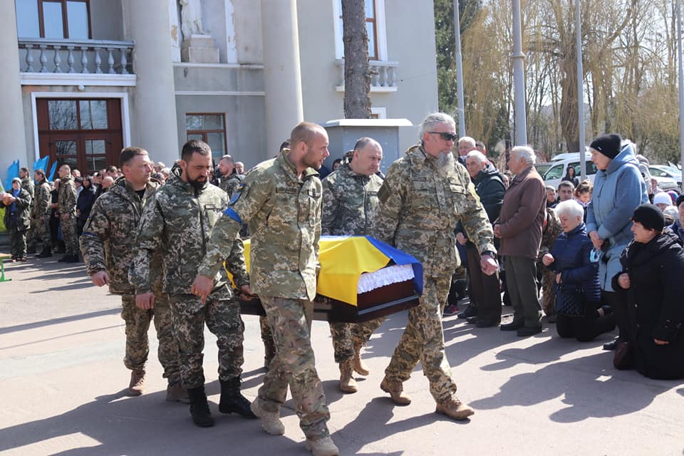 Василя Цюпера провели в останню путь рідні, побратими і земляки. Фото: Андрій Найда/Facebook