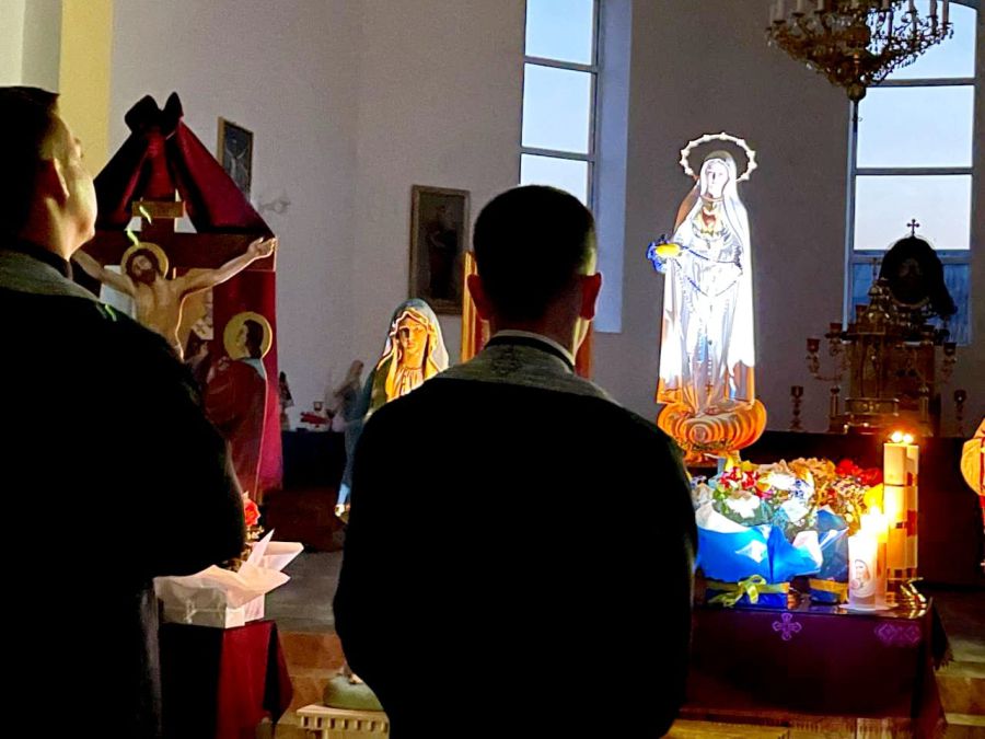 Також священник звернувся до паліїв: днями у селі невідомі підпалили символічну могилу Січових Стрільців