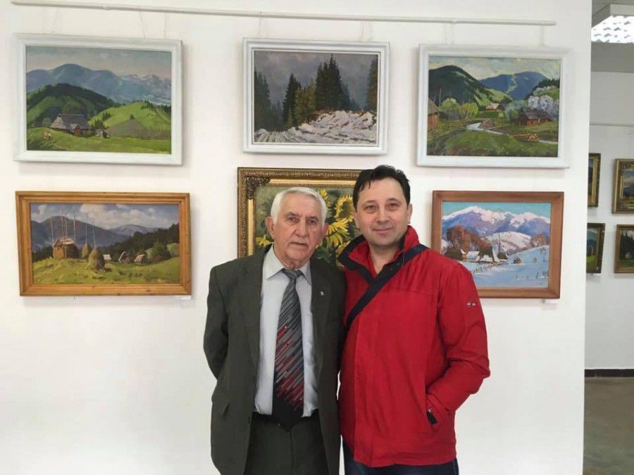 Йосип Кравець (зліва) з колегою Богданом Кузівим у Калуші на відкритті своєї персональної виставки. 2017 рік