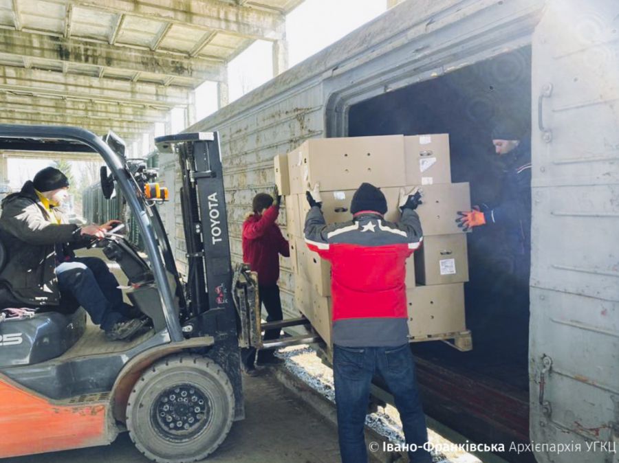 Загалом гуманітарна допомога це продукти харчування.