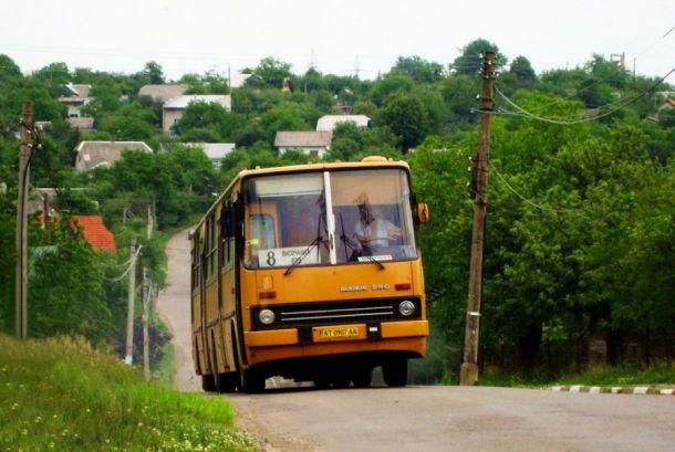 Комунальники завершують розміщення оновлених графіків руху на автобусних зупинках