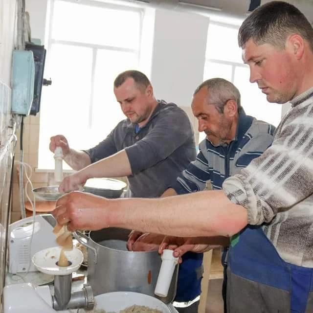 Місцеві чоловіки приготували 403 банки м'ясних тушкованок різних видів