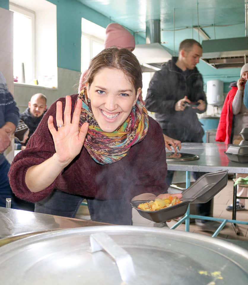 Організацією харчування займаються вимушені переселенці з благодійної організації "Їжа Життя"