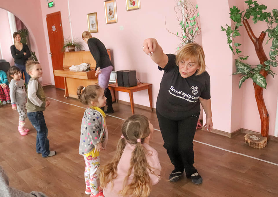 У себе вдома діти з територій, охоплених війною, теж займалися танцями