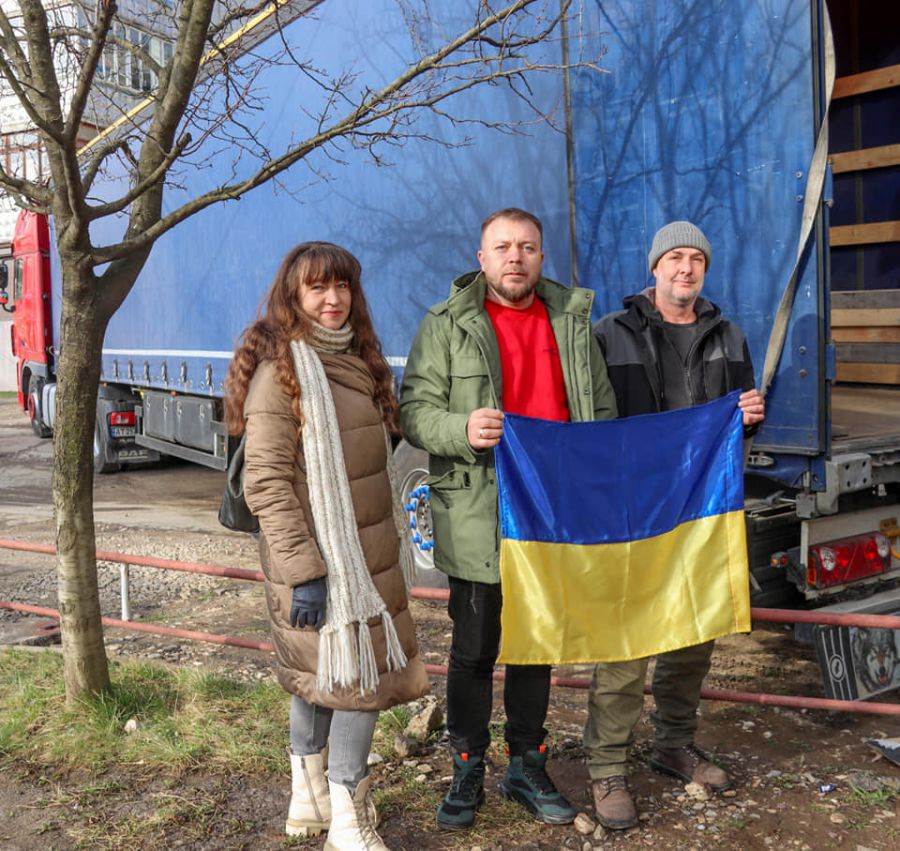 Калушани подарували волонтерам прапор України