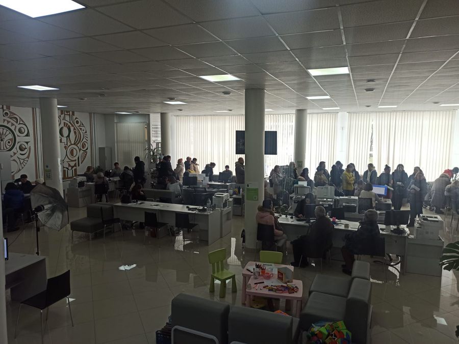 Черги дуже великі. Під ЦНАПом людей ще більше