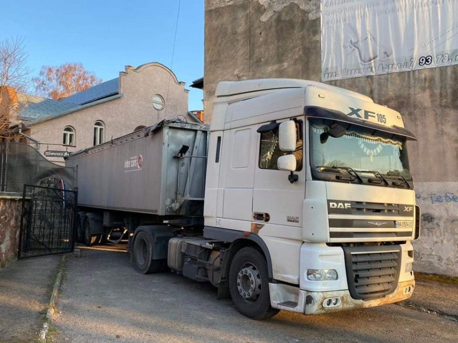 Допомогу з Європи сортують у гуманітарному хабі, що діє у Калуші, і відправляють у регіони за потребою