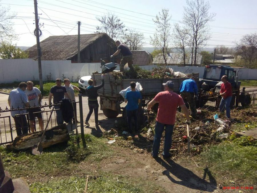 Весняне прибирання території громади проводять у різні дні невеликим групами. Фото: Архів "Вікон"