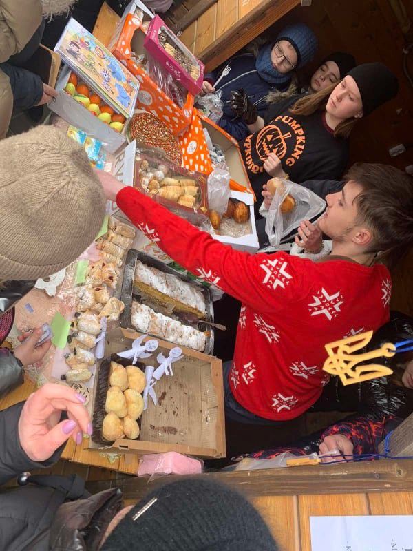 Продавали випічку, медово-горіхові батончики, концентрований борщ, м’ясні консерви