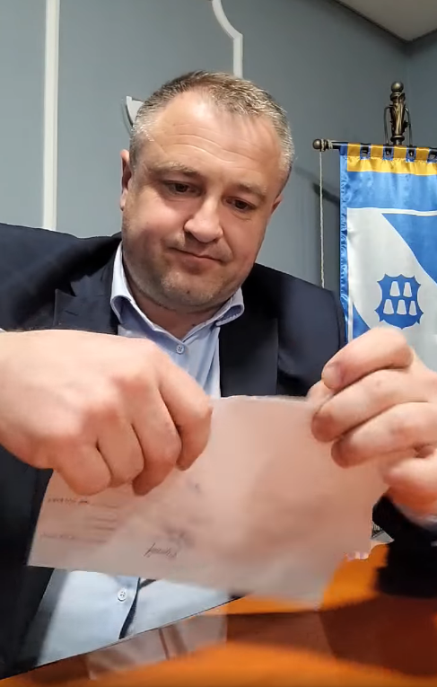 Сам не вживаю і іншим раджу, запевняє Іван Дирів