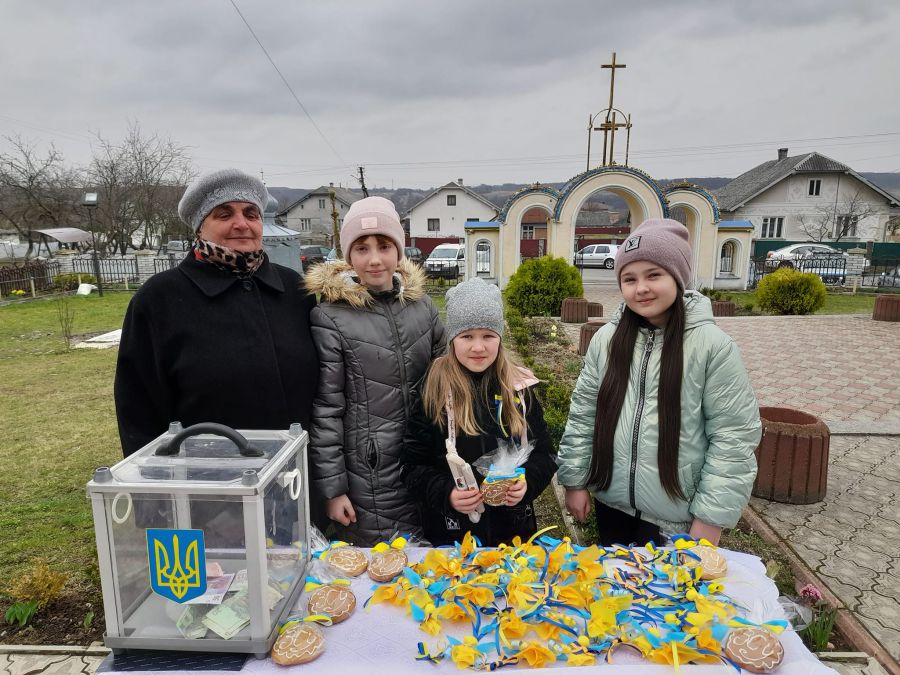 Господині села приготували смаколики, щоб допомогти 80-й бригаді. Фото: Надія Пукіш