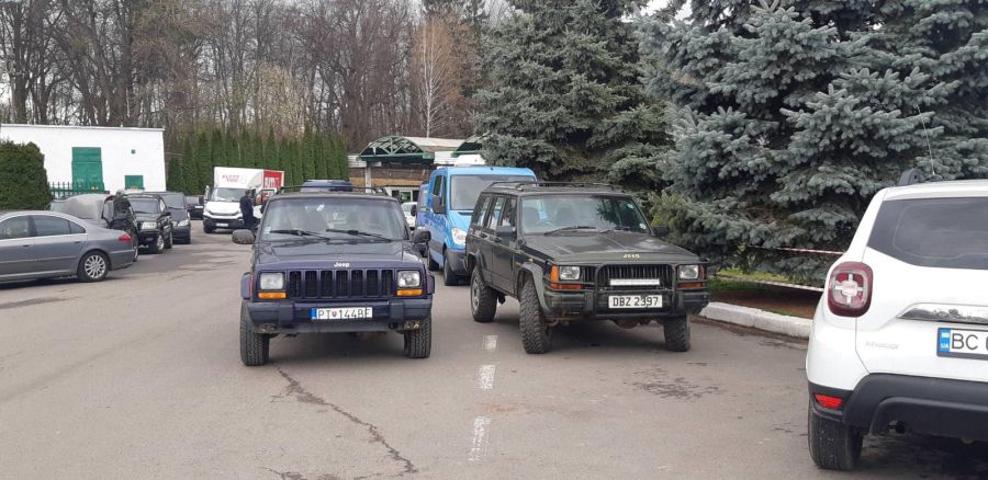 Дві автівки переправили на евакуаторі до Польщі, а звідти — перегнали в Україну