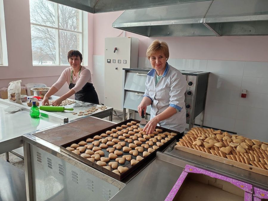 Кухарі з Калуського ВПУ №7 готують смаколики з любов'ю для захисників