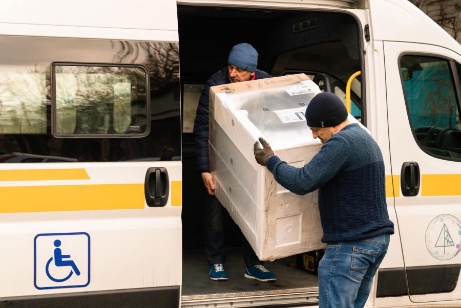 Для переселенців, які проживають на Калущині, привезли побутову техніку 