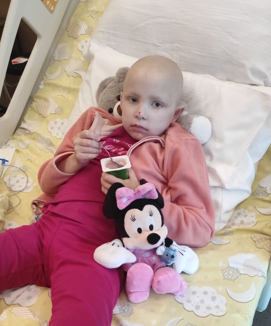 Дівчинка лікувалася в Україні та за кордоном, перенесла десятки хіміотерапій