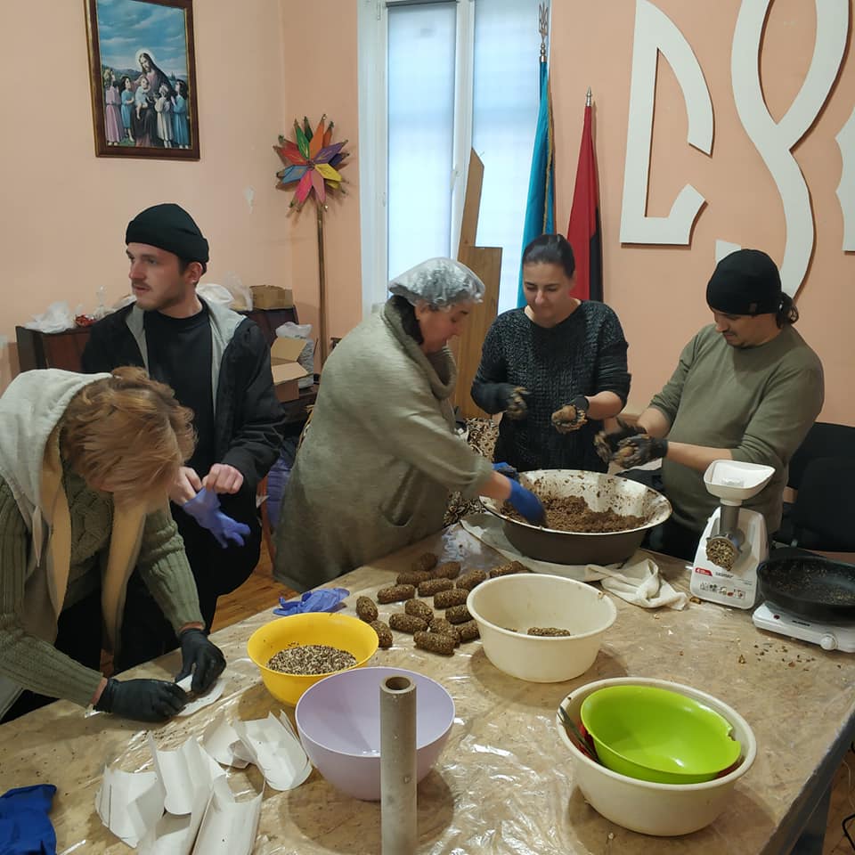 Щодня у Калуському СУМі готують енергетичні батончики на передову