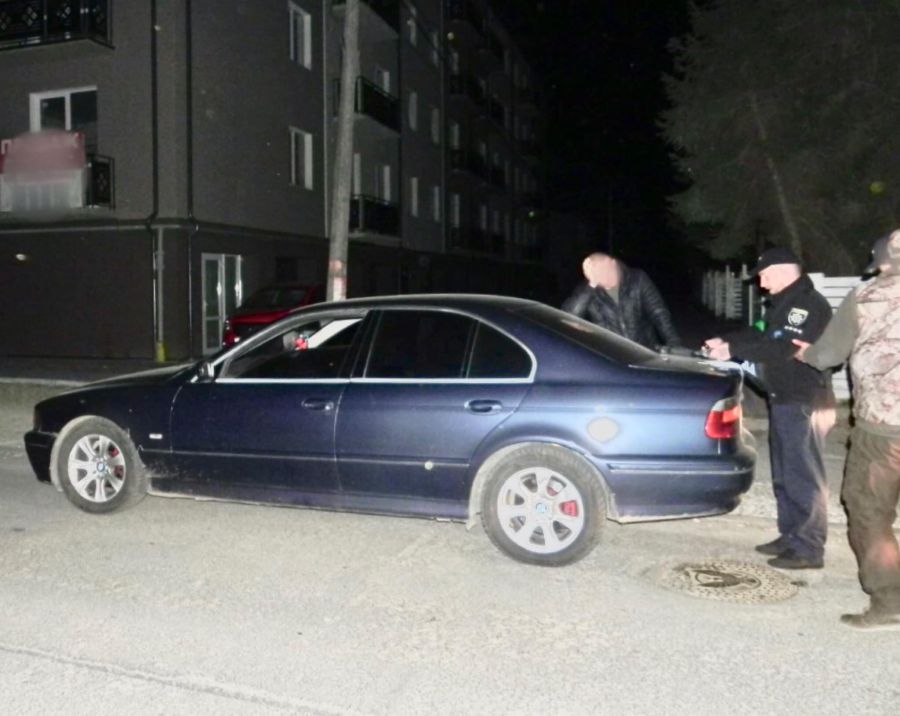 Затриманий не мав при собі документів на зброю.