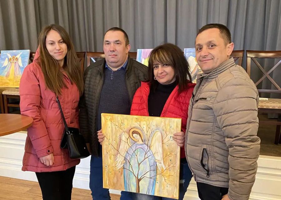 Художниця (перша зліва) вивчала іконографію, і це мистецтво знайшло відображення у її картинах