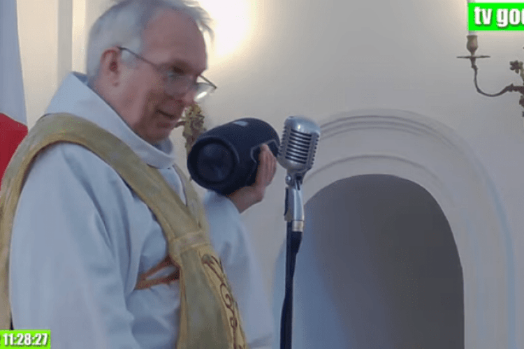 Ксьондз співав і пританцьовував разом із вірянами