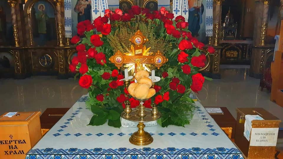 Ілюстроване фото. Трояндами хочуть прикрасити Господній Хрест