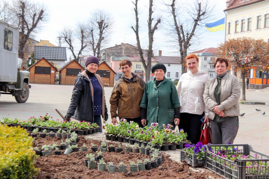 Сьогодні комунальники висаджували квіти на площі Героїв