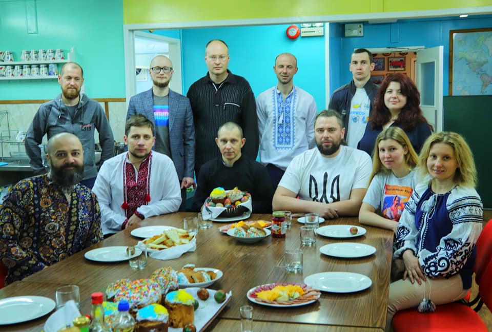 Працівники станції також розписували писанки.