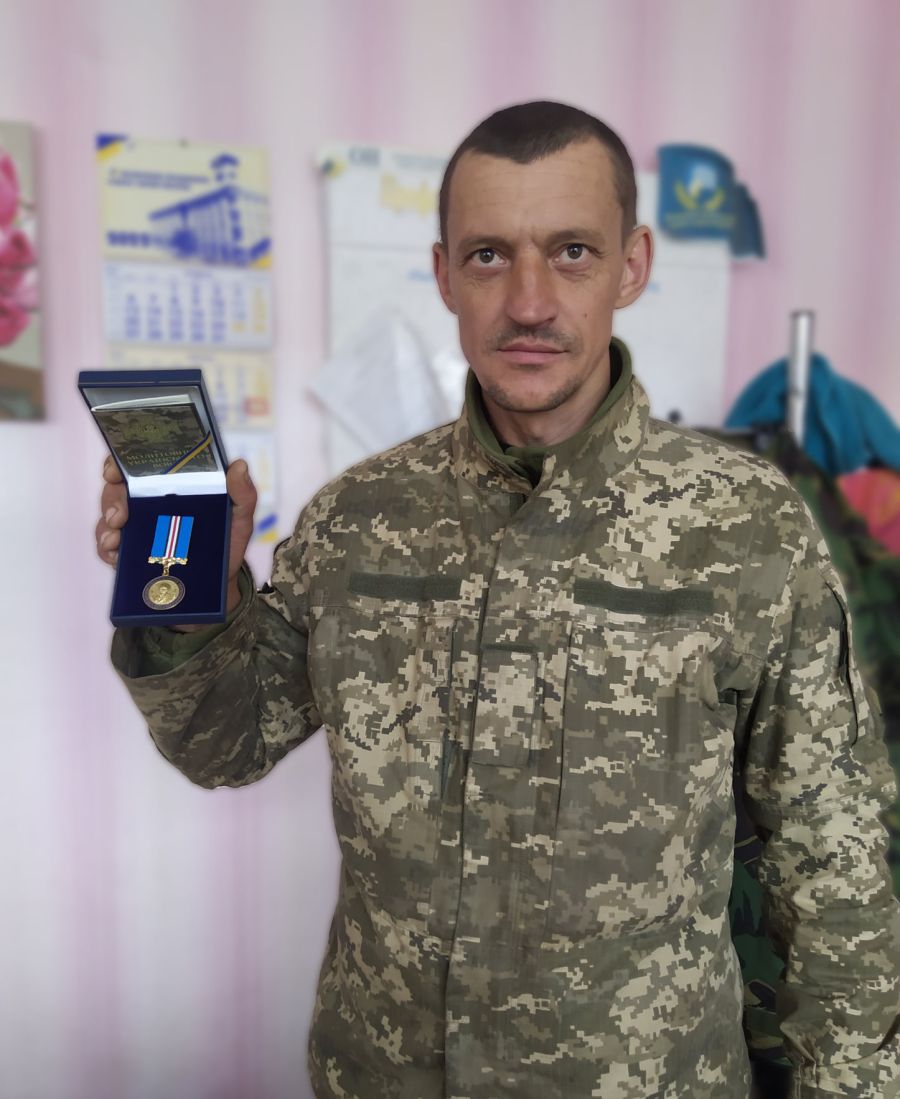 Військовий пішов з братом на війну.